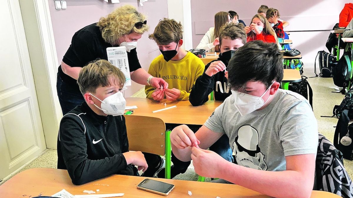 Na Liberecku mají mít žáci dál roušky, některé školy už ale nařízení ignorují